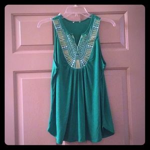 💟 Green knit tunic with embroidery detail.